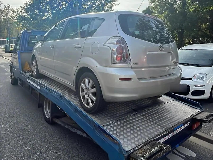 Toyota Corolla Verso chargé sur notre dépanneuse plateau à Bures-sur-Yvette (Essonne)