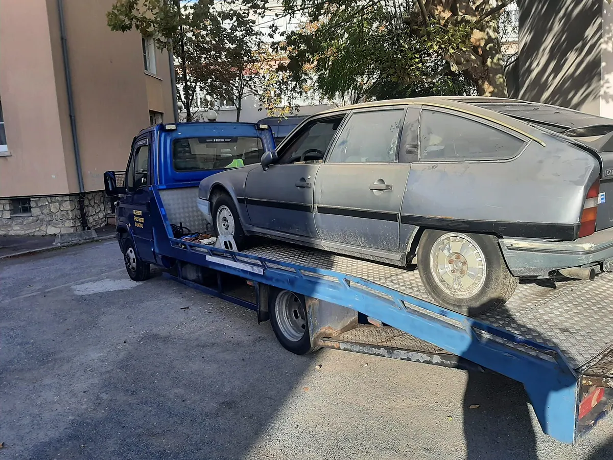 Ancienne Citroën CX chargée sur notre dépanneuse plateau dans la cour d’une résidence