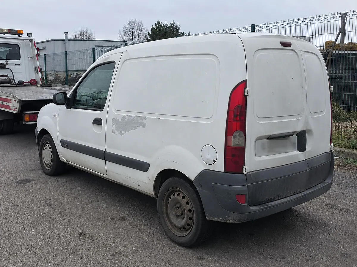 Fourgonnette utilitaire blanche hors d’usage avant son enlèvement