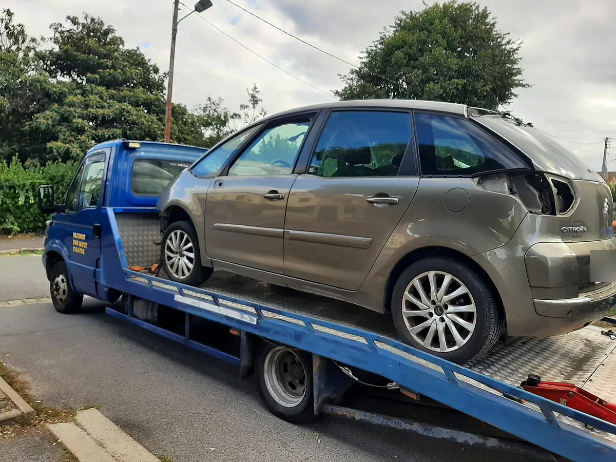 Citroën C4 Picasso accidentée à l’arrière, chargée sur notre dépanneuse plateau